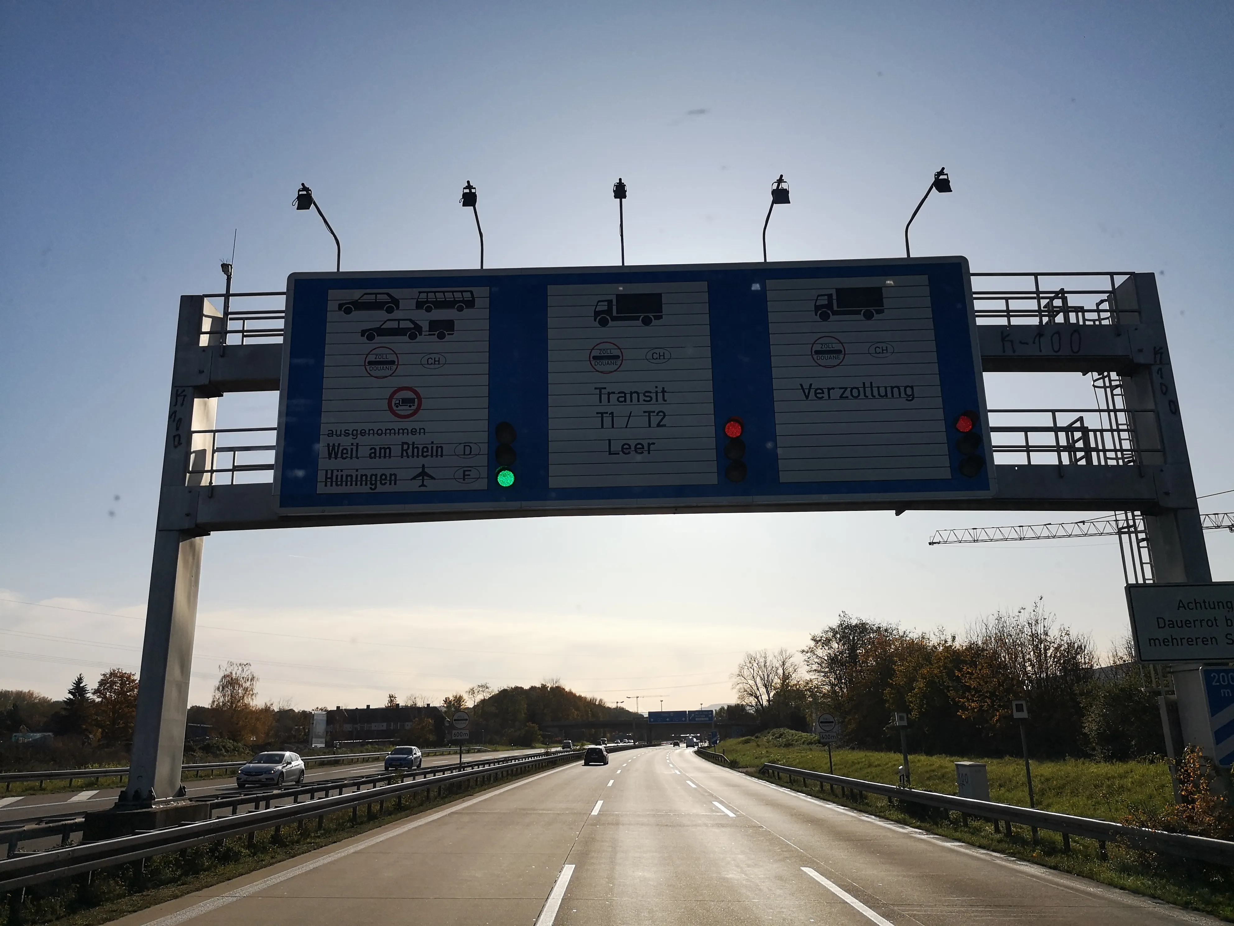Autobahn am Grenzübergang Schweiz bei Weil am Rhein – Transit und Verzollung