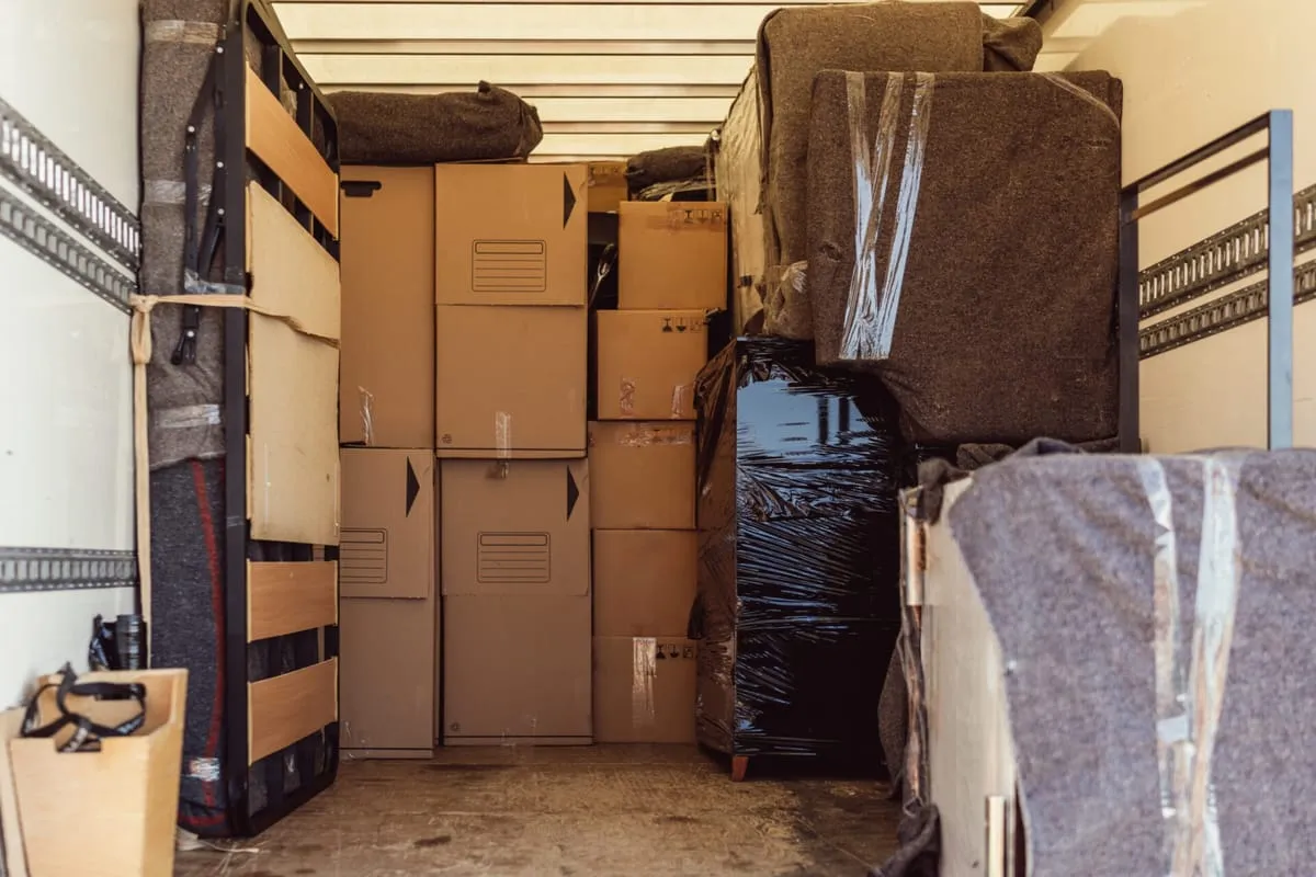 Blick in den beladenen Fuhrmann Umzugs-LKW -- sicher verpackt und verzurrt