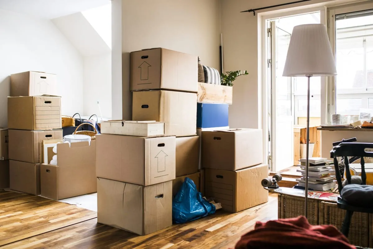 Umzugskartons in der Wohnung — der Umzugstag mit Fuhrmann Umzüge