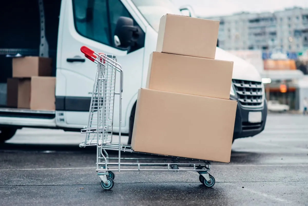 Umzugskartons auf Sackkarre vor dem LKW -- effizientes Be- und Entladen