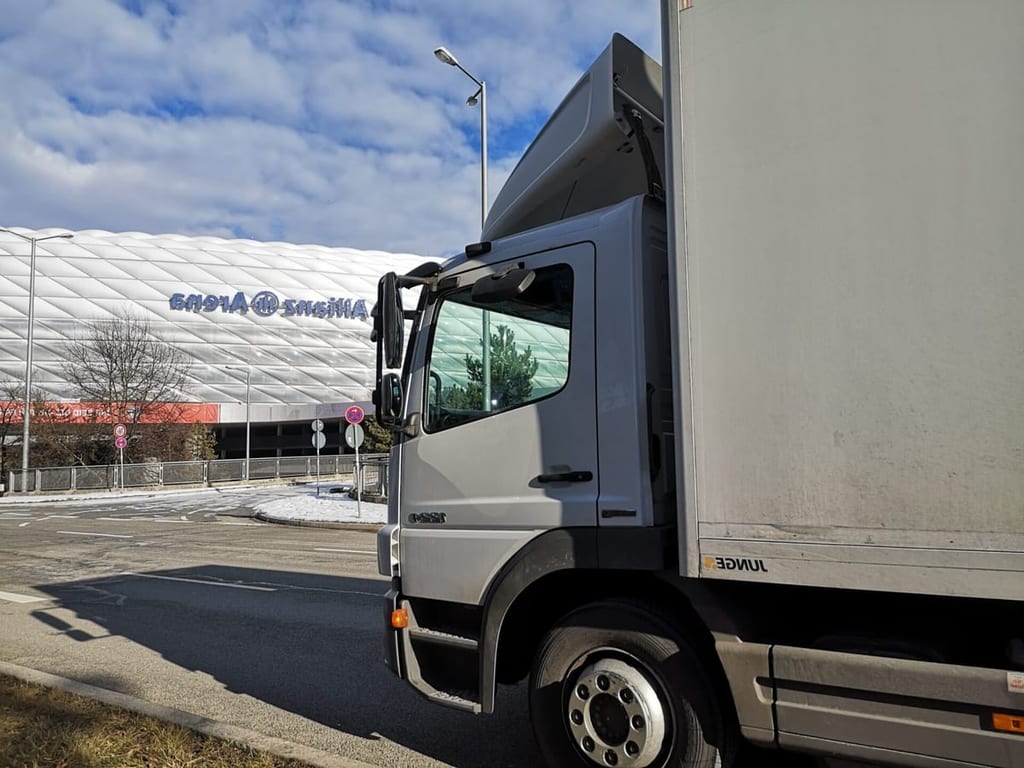 Mercedes Atego von Fuhrmann Umzüge vor der Allianz Arena München