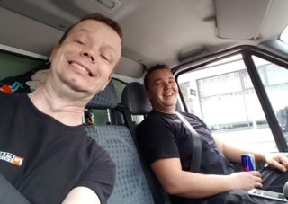 Fuhrmann Umzugsunternehmen - zwei Personen im Transporter